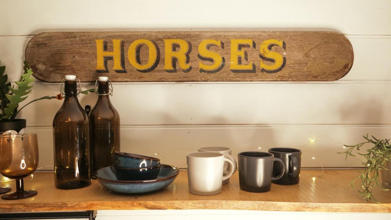 Quirky Vintage Horsebox Conversion With Stunning Views Of Ardingly Reservoir Balcombe Eksteriør bilde