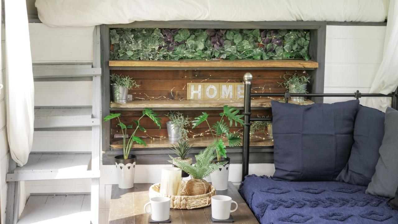 Quirky Vintage Horsebox Conversion With Stunning Views Of Ardingly Reservoir Balcombe Eksteriør bilde