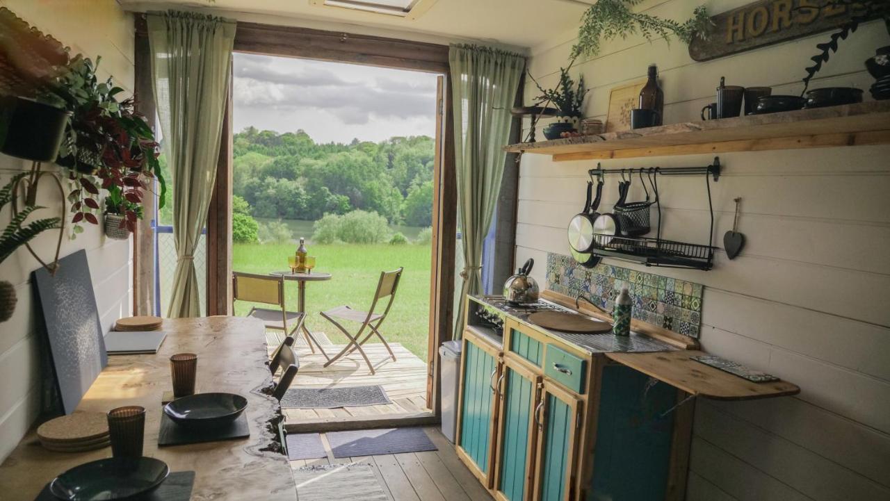 Quirky Vintage Horsebox Conversion With Stunning Views Of Ardingly Reservoir Balcombe Eksteriør bilde